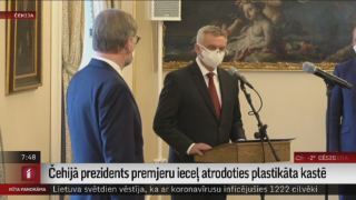 Čehijā prezidents premjeru ieceļ atrodoties plastikāta kastē