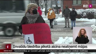 Invalīdu biedrība piketā aicina neatņemt mājas