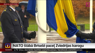 NATO štābā Briselē paceļ Zviedrijas karogu