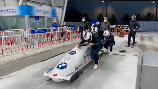 Latvijas bobslejisti iemēģina Pekinas olimpisko trasi