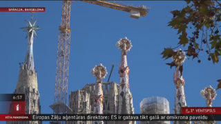 Sagrada Família jaunā torņa virsotnē uzstāda zvaigzni