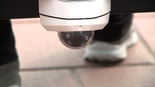 Vai Rīgas autoostā zem soliņiem izvietotas novērošanas kameras?
