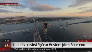 Igaunis pa virvi šķērso Bosfora jūras šaurumu