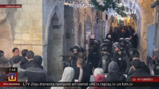 Jeruzalemes svētvietā turpinās sadursmes starp policiju un palestīniešiem