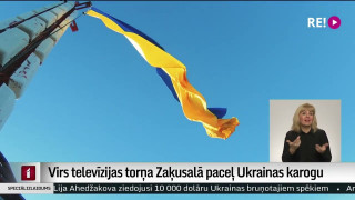 Virs televīzijas torņa Zaķusalā paceļ Ukrainas karogu