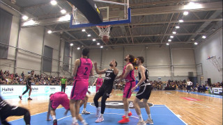 "VEF Rīga" spraigā cīņā uzveic "Rīgas Zeļļu" basketbolistus pirmajā zelta finālsērijas spēlē