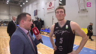Latvijas-Igaunijas basketbola līgas spēle "VEF Rīga" - "Parnu Sadam". Intervija ar Albertu Putānu pēc 1.puslaika