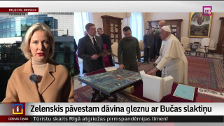 Zelenskis pāvestam dāvina gleznu ar Bučas slaktiņu