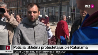 Policija izklīdina protestētājus pie Rātsnama