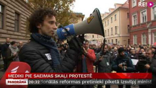 Mediķi pie Saeimas skaļi protestē