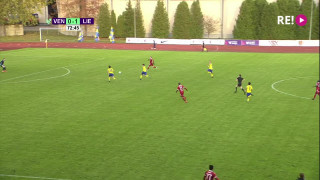 FK "Liepāja" futbolists Mārtiņš Ķigurs trāpa pa pārliktni