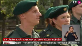 Ar lāpām rokās apskrien Latvijas valsts robežu