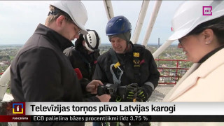 Televīzijas torņos plīvo Latvijas karogi
