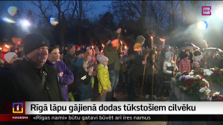 Rīgā lāpu gājienā dodas tūkstošiem cilvēku