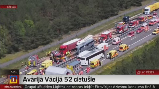 Autobusa un kravas auto sadursmē Vācijā 52 cietušie