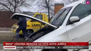 "BMW" zādzība beidzas uz cita auto jumta