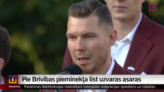 Pie Brīvības pieminekļa sveic Latvijas basketbola izlasi