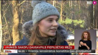 Jaunieši sakopj Daugavpils piepilsētas mežu