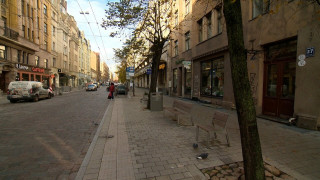 Kāpēc Rīgas centrā tiek demontēti soliņi?