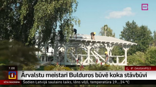 Ārvalstu meistari Bulduros būvē koka stāvbūvi