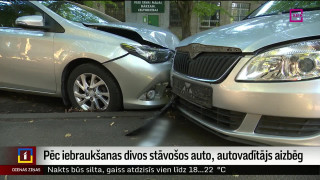 Pēc iebraukšanas divos stāvošos auto, autovadītājs aizbēg