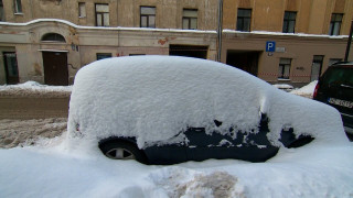 Kāds sods draud autoīpašniekiem, ja ap mašīnu ilgstoši netiks notīrīts sniegs?