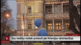 Jau nedēļu notiek protesti pie Krievijas vēstniecības