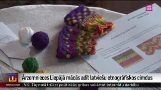 Ārzemnieces Liepājā mācās adīt latviešu etnogrāfiskos cimdus