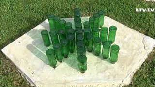 No stikla pudelēm veido vides objektus