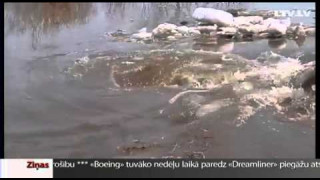 Воронка в Латвийской реке- сенсация в интернете.