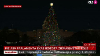 Pie ASV parlamenta ēkas iedegta Ziemassvētku egle