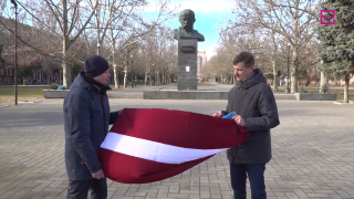 Aculiecinieks. Latvijas karogs okupētajā Hersonā