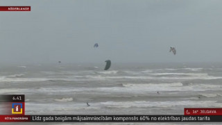 Nīderlandē notiek kaitsērfinga sacensības vētras laikā