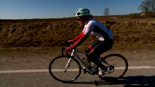 Latvijas biatloniste Baiba Bendika treniņos brauc ar velosipēdu