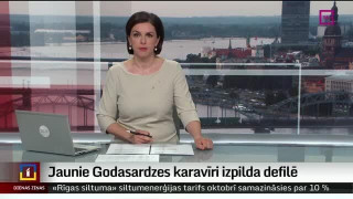 Jaunie Godasardzes karavīri izpilda defilē