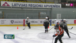 Treneri atgādina jaunajiem hokejistiem apgūt komunikācijas prasmes