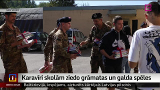 Karavīri skolām ziedo grāmatas un galda spēles