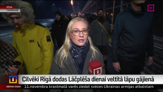 Cilvēki Rīgā dodas Lāčplēša dienai veltītā lāpu gājienā