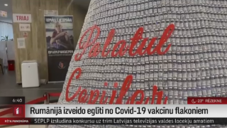 Rumānijā izveido eglīti no Covid-19 vakcīnu flakoniem