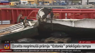 Izcelta nogrimušā prāmja "Estonia" priekšgala rampa