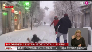 Madrides centrā iedzīvotāji slēpo