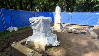 Kā Lielajos kapos tiek atjaunots piemineklis Annai Ģertrūdei Vērmanei?