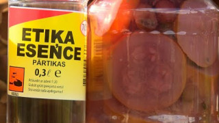 Nāvīgā kulinārija: lai arī Latvijā etiķa esenci tirgot aizliegts, ļaudis to lieto