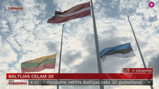 Baltijas ceļam 30. Baltijas valstu karogu pacelšana Rīgas pils Svētā Gara tornī