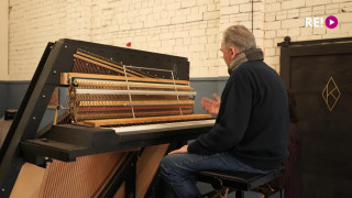 "Kultūrdeva" viesojas pie unikālā klavierbūvētāja Dāvida Kļaviņa