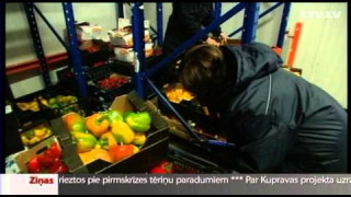Звери Рижского зоопарка полакомились конфискованными овощами и фруктами