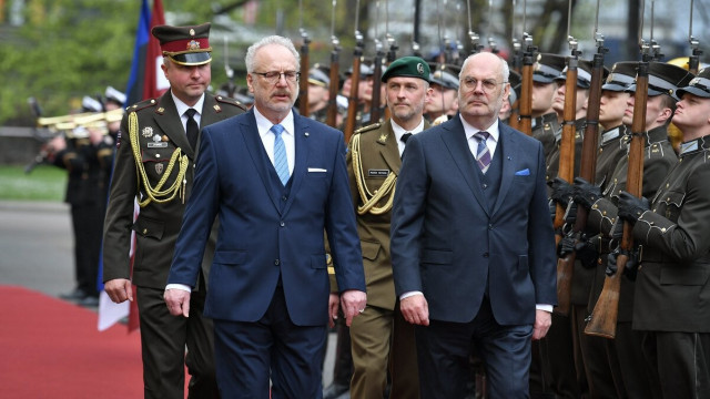 Igaunijas prezidenta Alara Karisa valsts vizīte. Svinīgā sagaidīšanas ceremonija