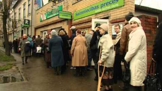 Bez komentāriem: Iedzīvotāji stāv rindās pie "Latvijas Krājbankas" bankomātiem