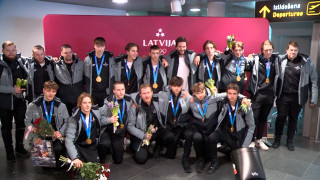Jaunatnes ziemas olimpisko spēļu čempioni Latvijas 3x3 hokejisti atgriežas Latvijā