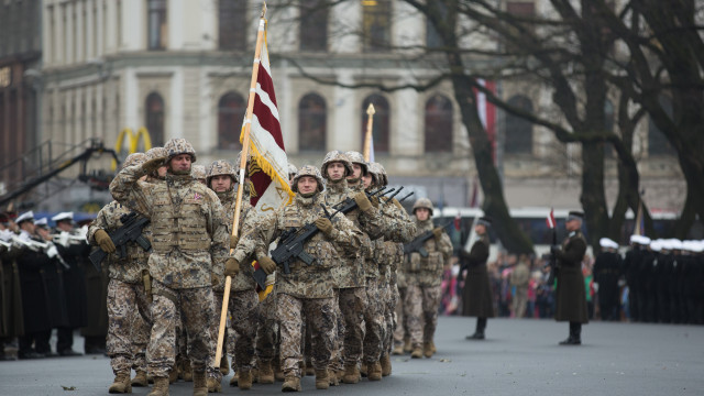 Nacionālo bruņoto spēku sveiciens Latvijas Republikas proklamēšanas 103. gadadienā. Tiešraide.